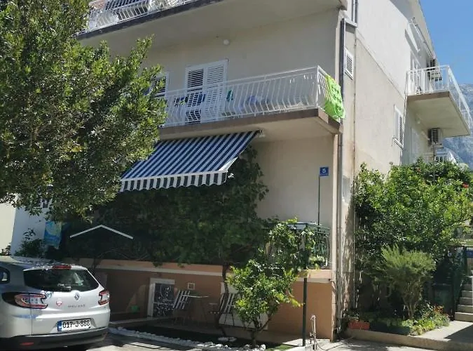 Zuzana アパート Baška Voda